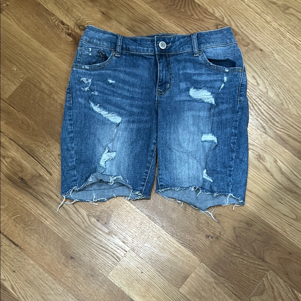 Maurice’s Distressed Denim Shorts size4
